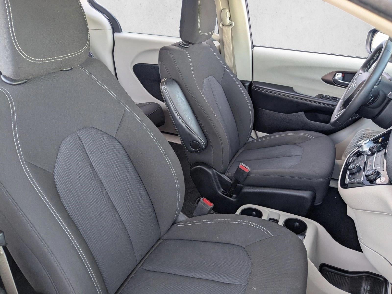 2022 Chrysler Voyager LX