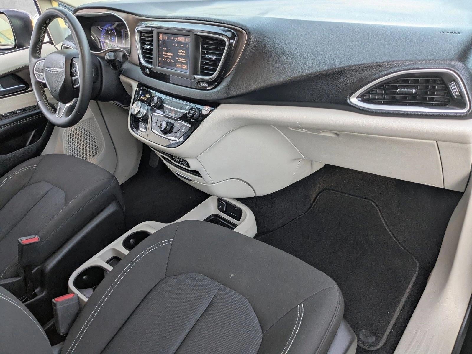 2022 Chrysler Voyager LX