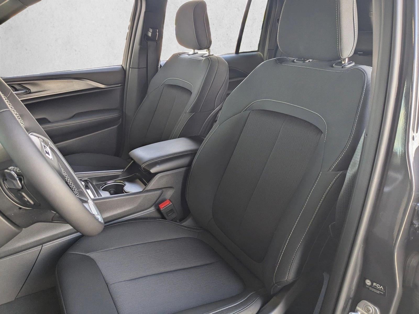2025 Jeep Grand Cherokee Laredo 4x4