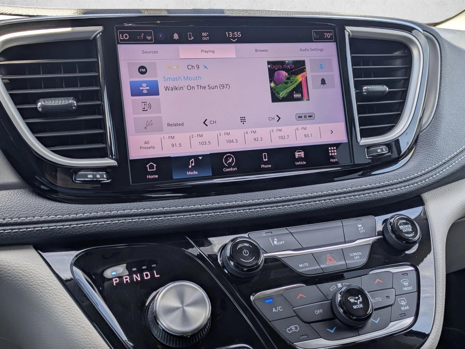 2022 Chrysler Pacifica Hybrid Touring L FWD