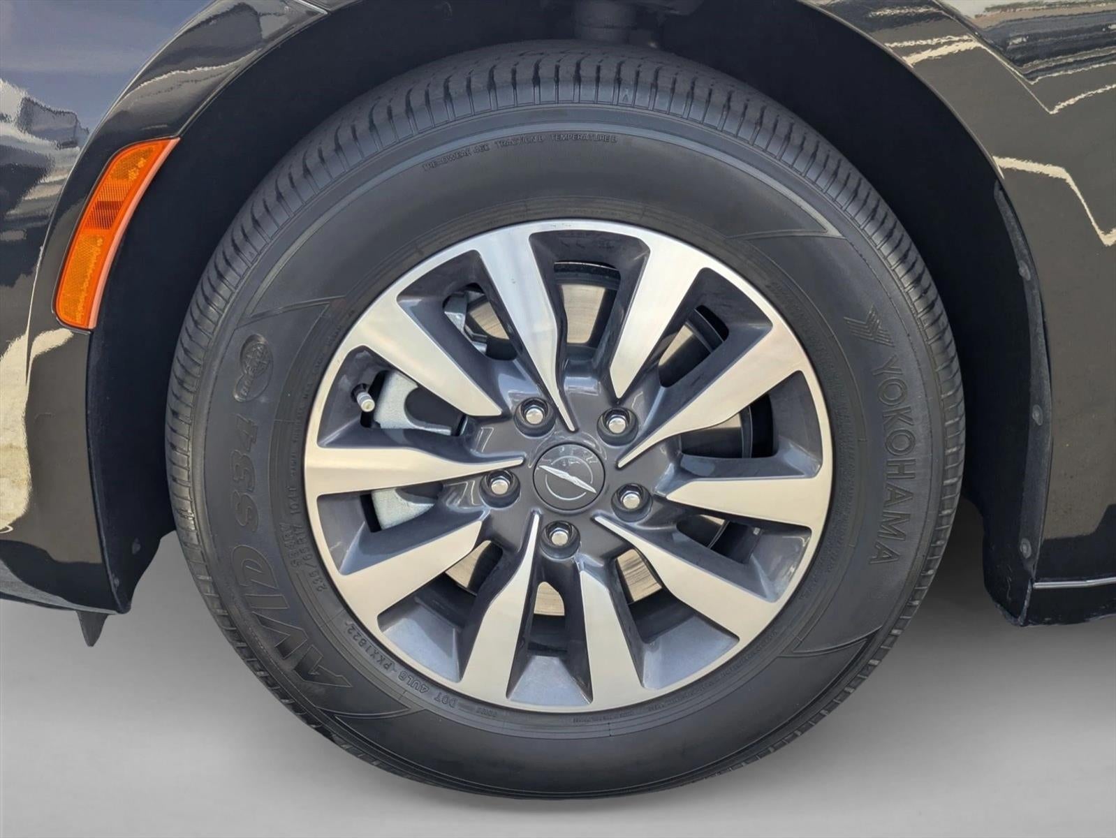 2022 Chrysler Pacifica Hybrid Touring L FWD