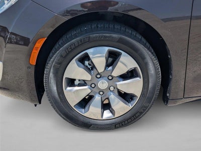 2018 Chrysler Pacifica Hybrid Limited FWD