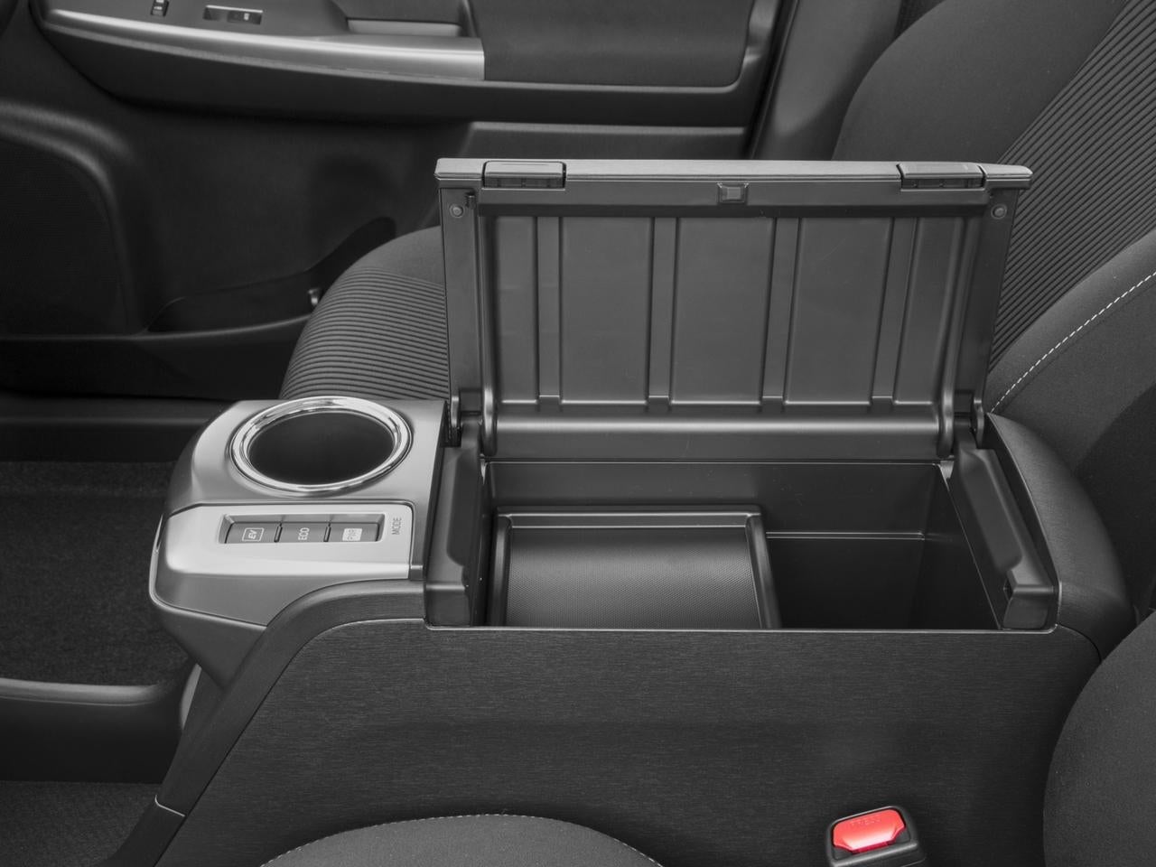 2017 Toyota Prius v Four (Natl)