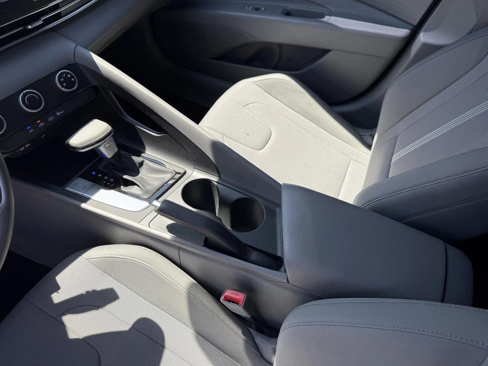 2025 Hyundai ELANTRA SE IVT