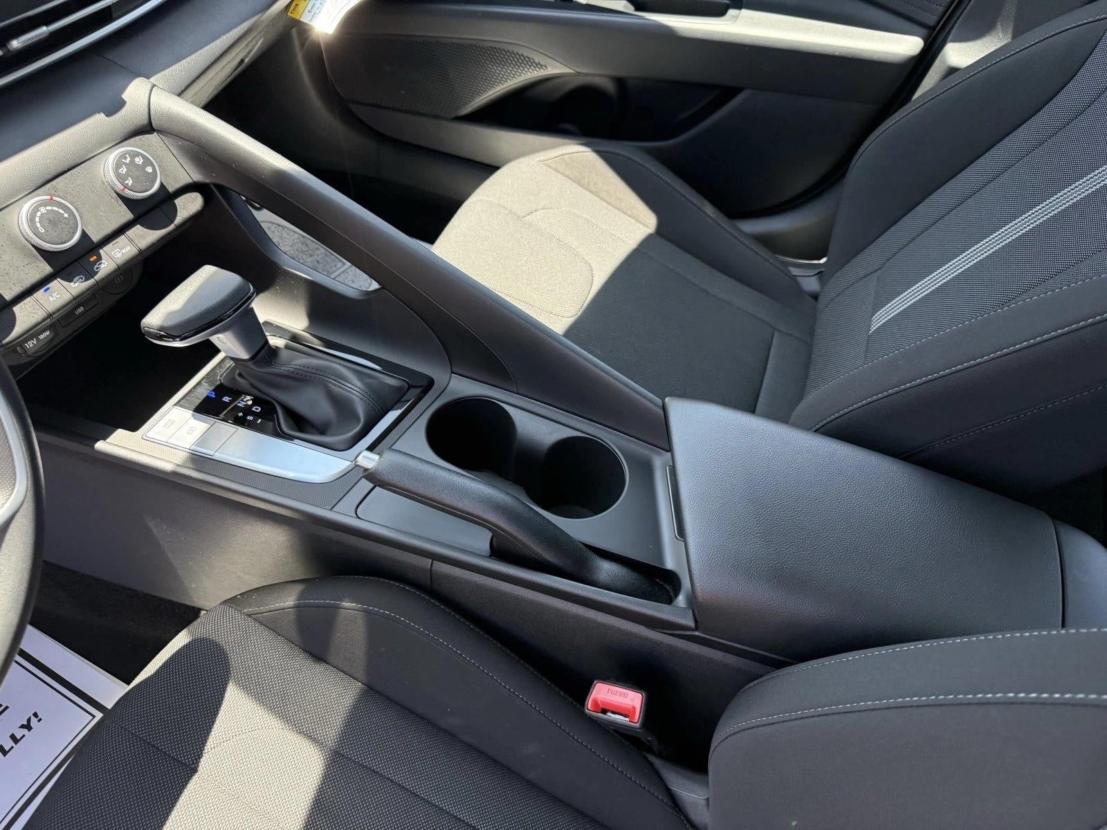 2025 Hyundai ELANTRA SE IVT