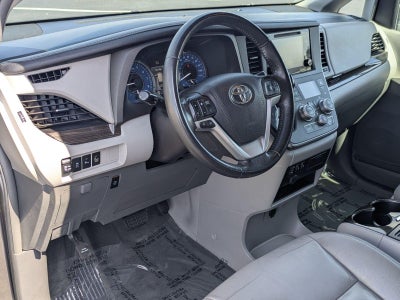 2017 Toyota Sienna XLE FWD 8-Passenger (Natl)