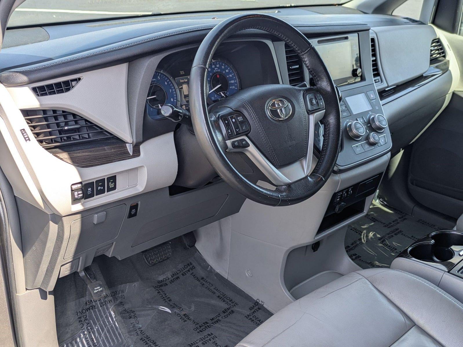 2017 Toyota Sienna XLE FWD 8-Passenger (Natl)