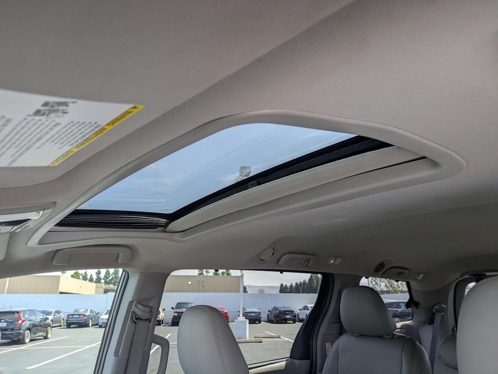 2017 Toyota Sienna XLE FWD 8-Passenger (Natl)