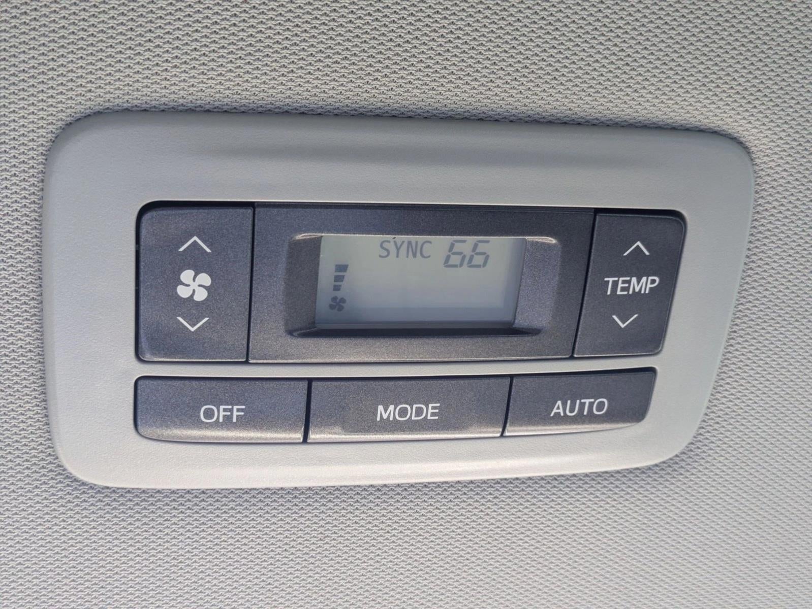 2017 Toyota Sienna XLE FWD 8-Passenger (Natl)