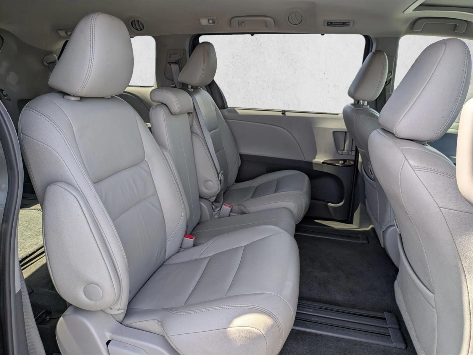 2017 Toyota Sienna XLE FWD 8-Passenger (Natl)