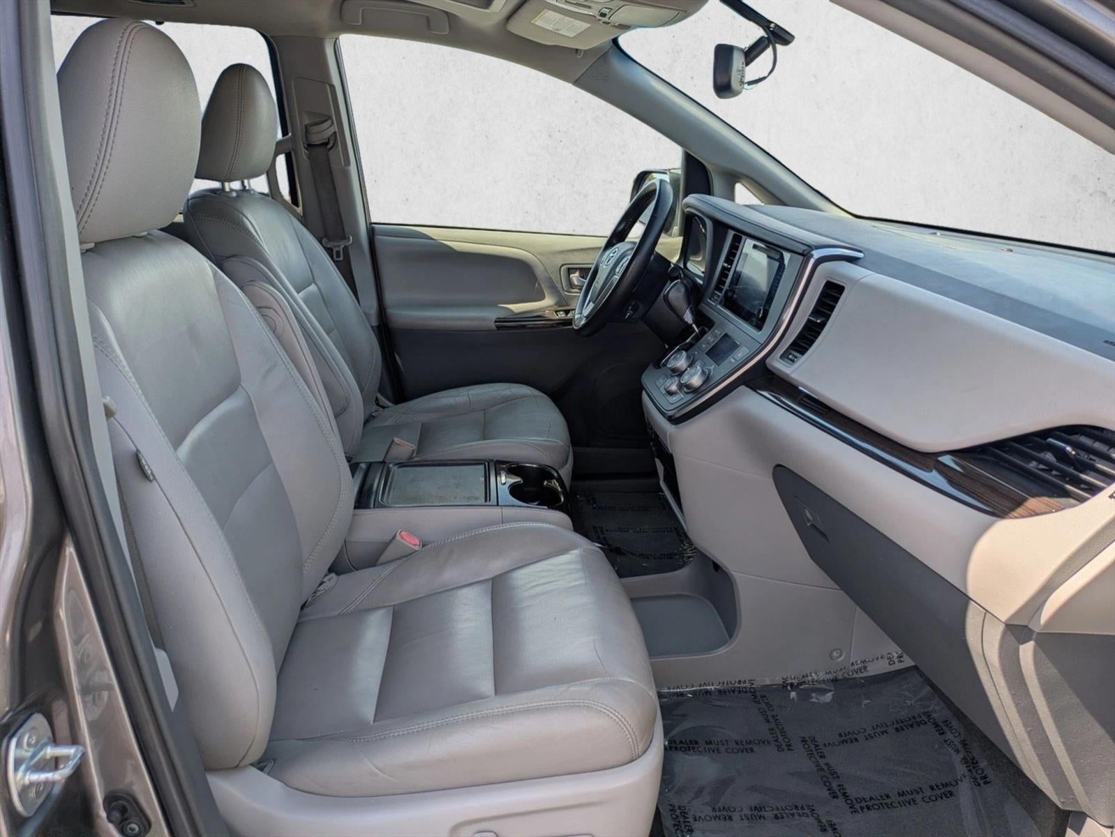 2017 Toyota Sienna XLE FWD 8-Passenger (Natl)