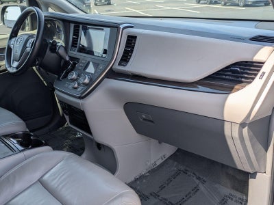 2017 Toyota Sienna XLE FWD 8-Passenger (Natl)
