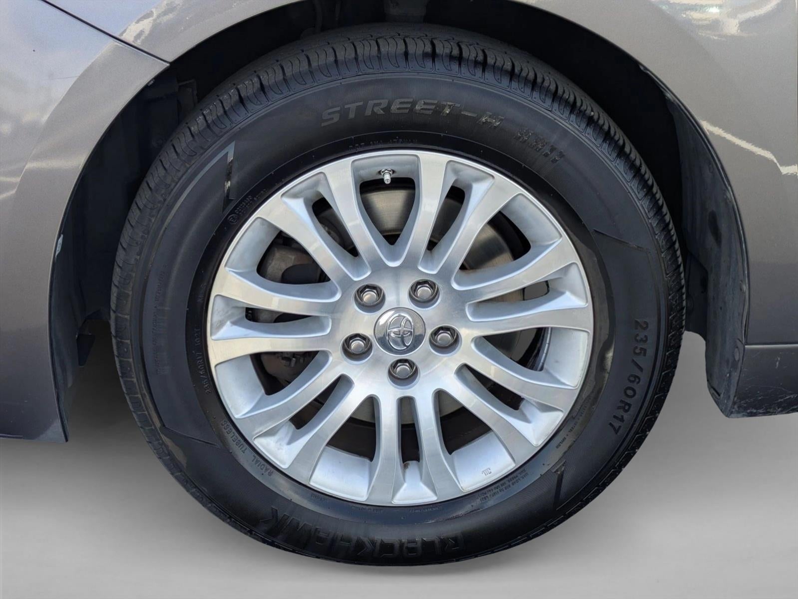 2017 Toyota Sienna XLE FWD 8-Passenger (Natl)