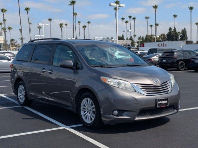 2017 Toyota Sienna XLE FWD 8-Passenger (Natl)