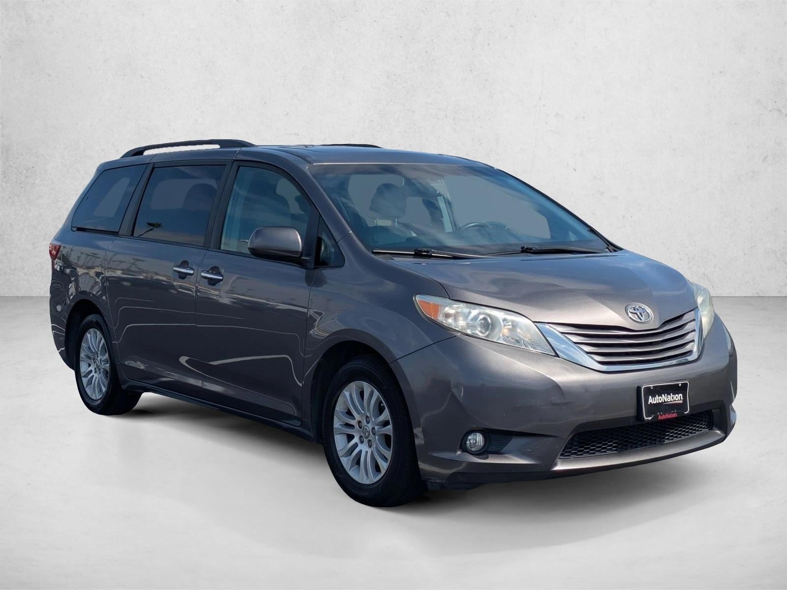 2017 Toyota Sienna XLE FWD 8-Passenger (Natl)