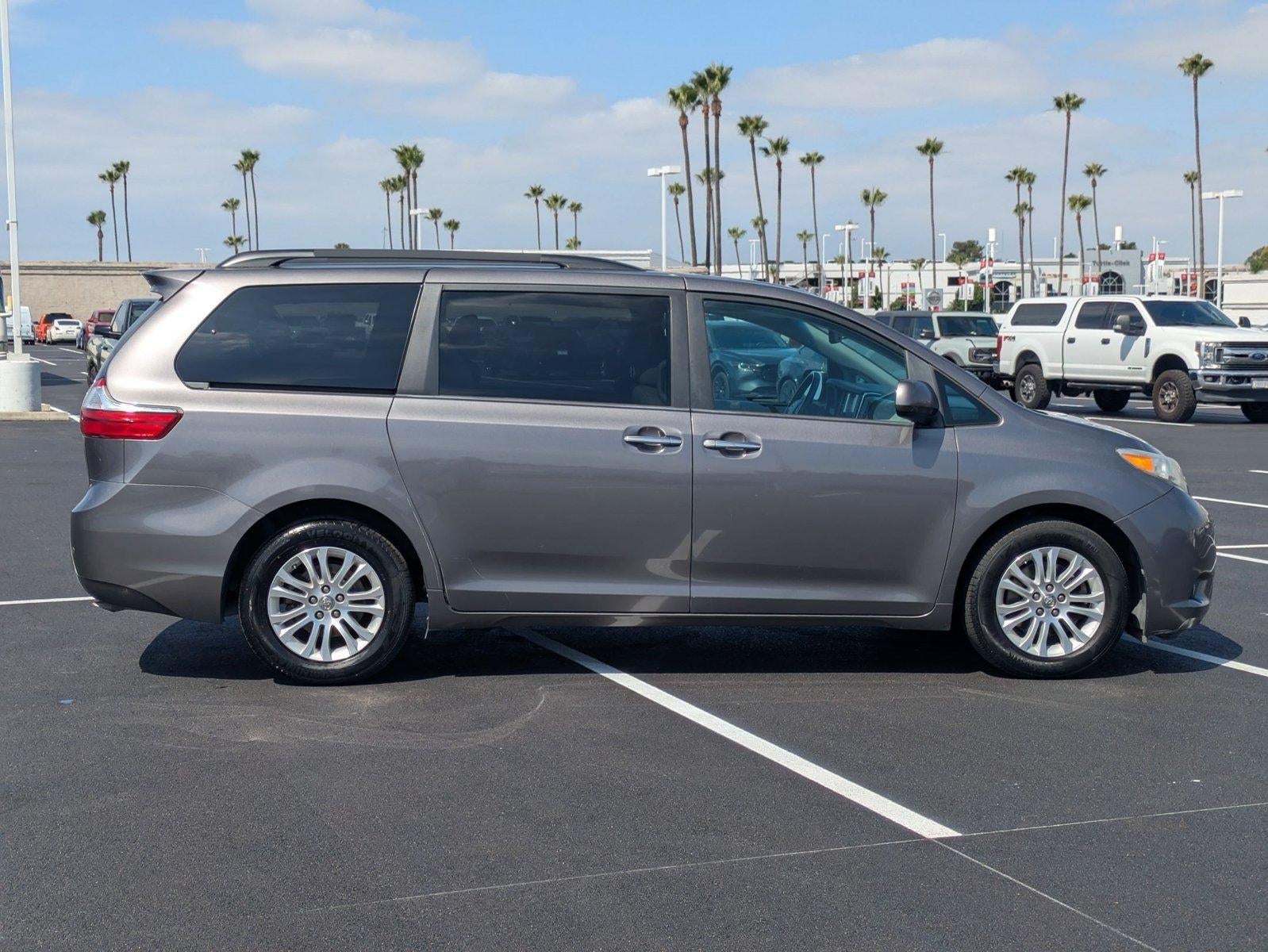 2017 Toyota Sienna XLE FWD 8-Passenger (Natl)