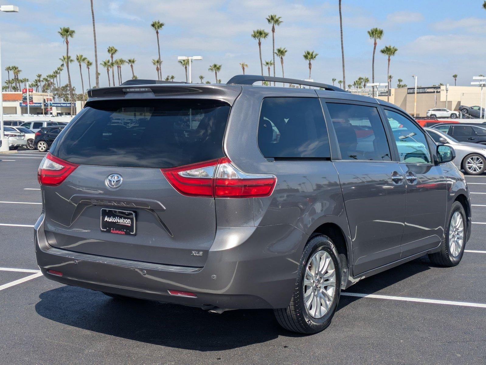 2017 Toyota Sienna XLE FWD 8-Passenger (Natl)
