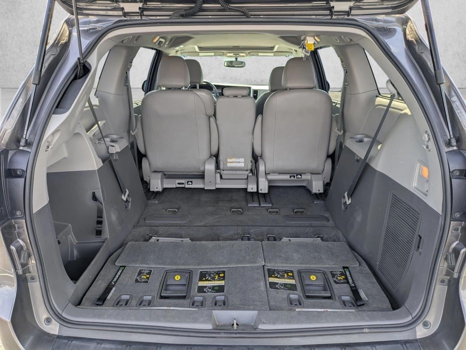 2017 Toyota Sienna XLE FWD 8-Passenger (Natl)