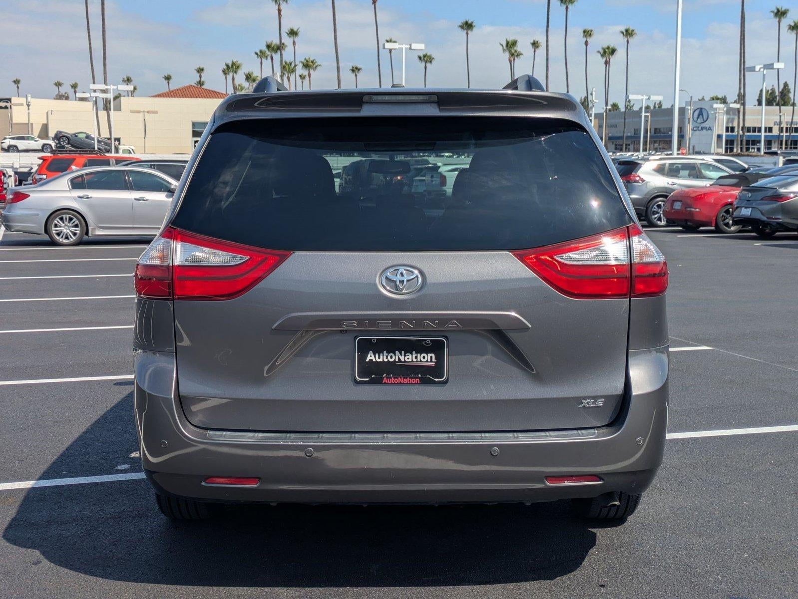 2017 Toyota Sienna XLE FWD 8-Passenger (Natl)