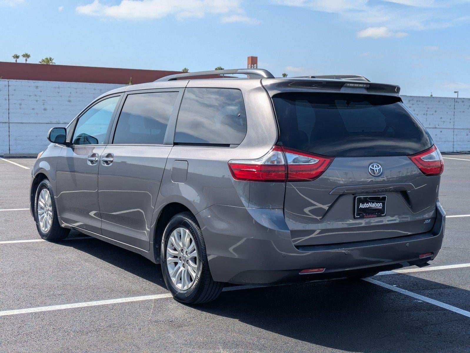 2017 Toyota Sienna XLE FWD 8-Passenger (Natl)