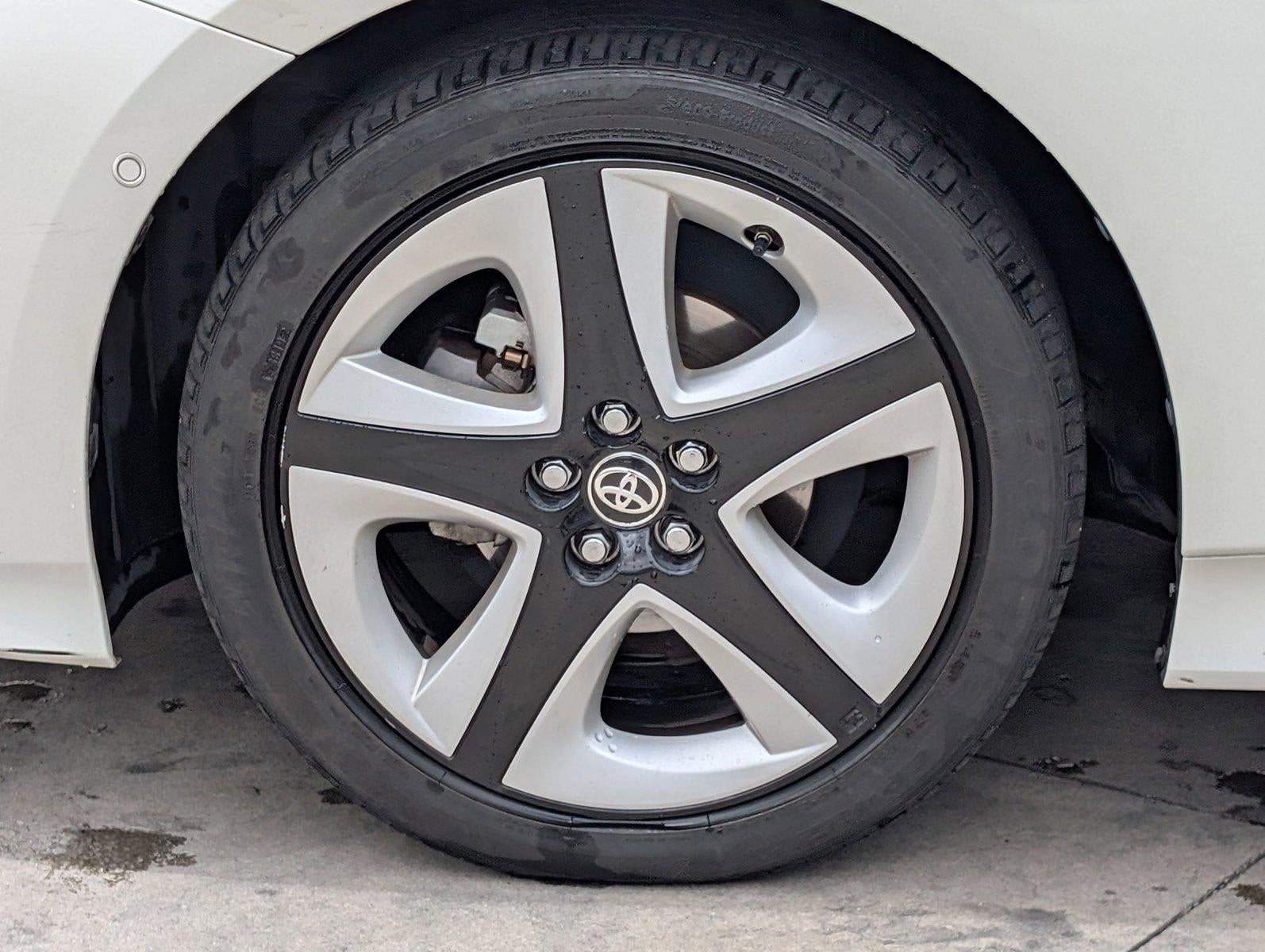 2017 Toyota Prius Three Touring (Natl)