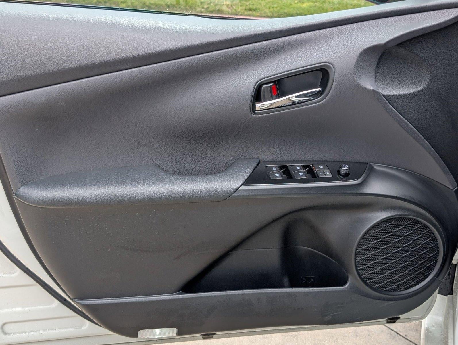 2017 Toyota Prius Three Touring (Natl)
