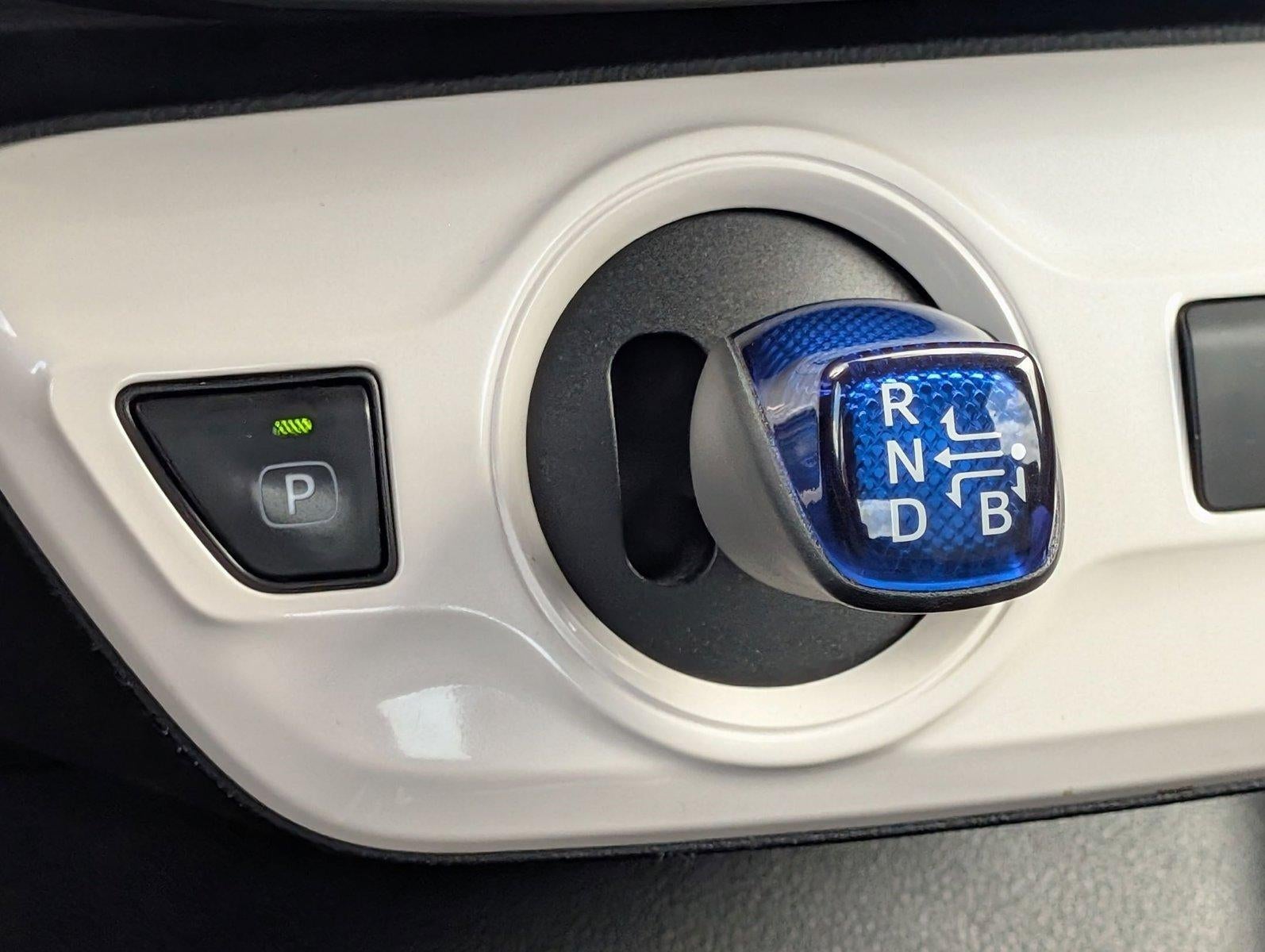 2017 Toyota Prius Three Touring (Natl)
