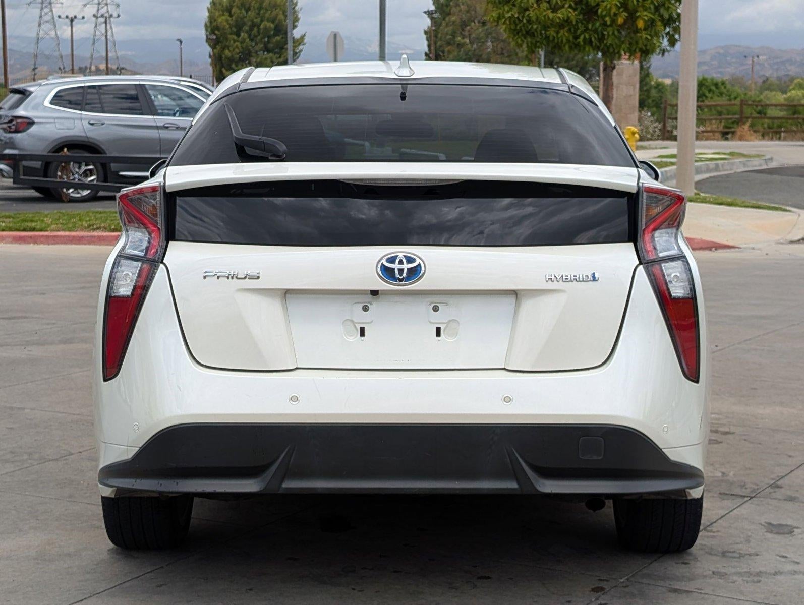 2017 Toyota Prius Three Touring (Natl)