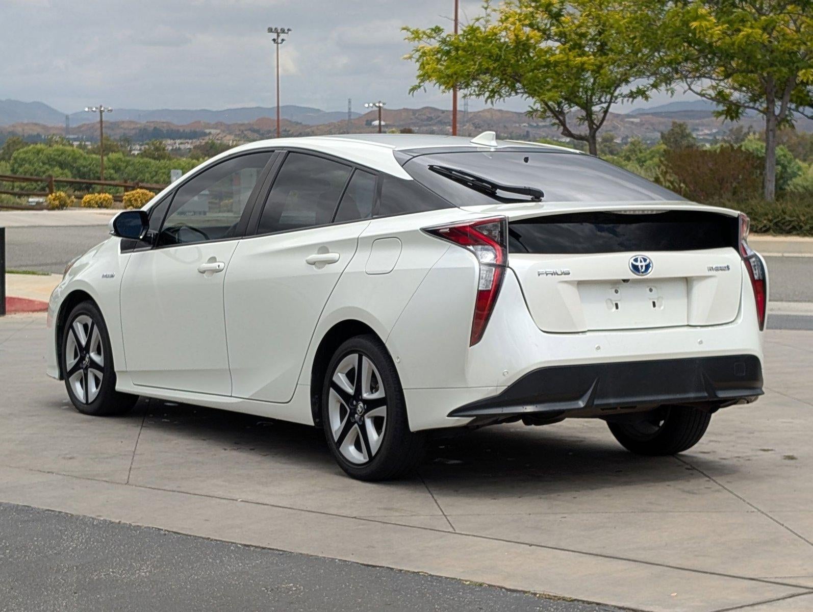 2017 Toyota Prius Three Touring (Natl)