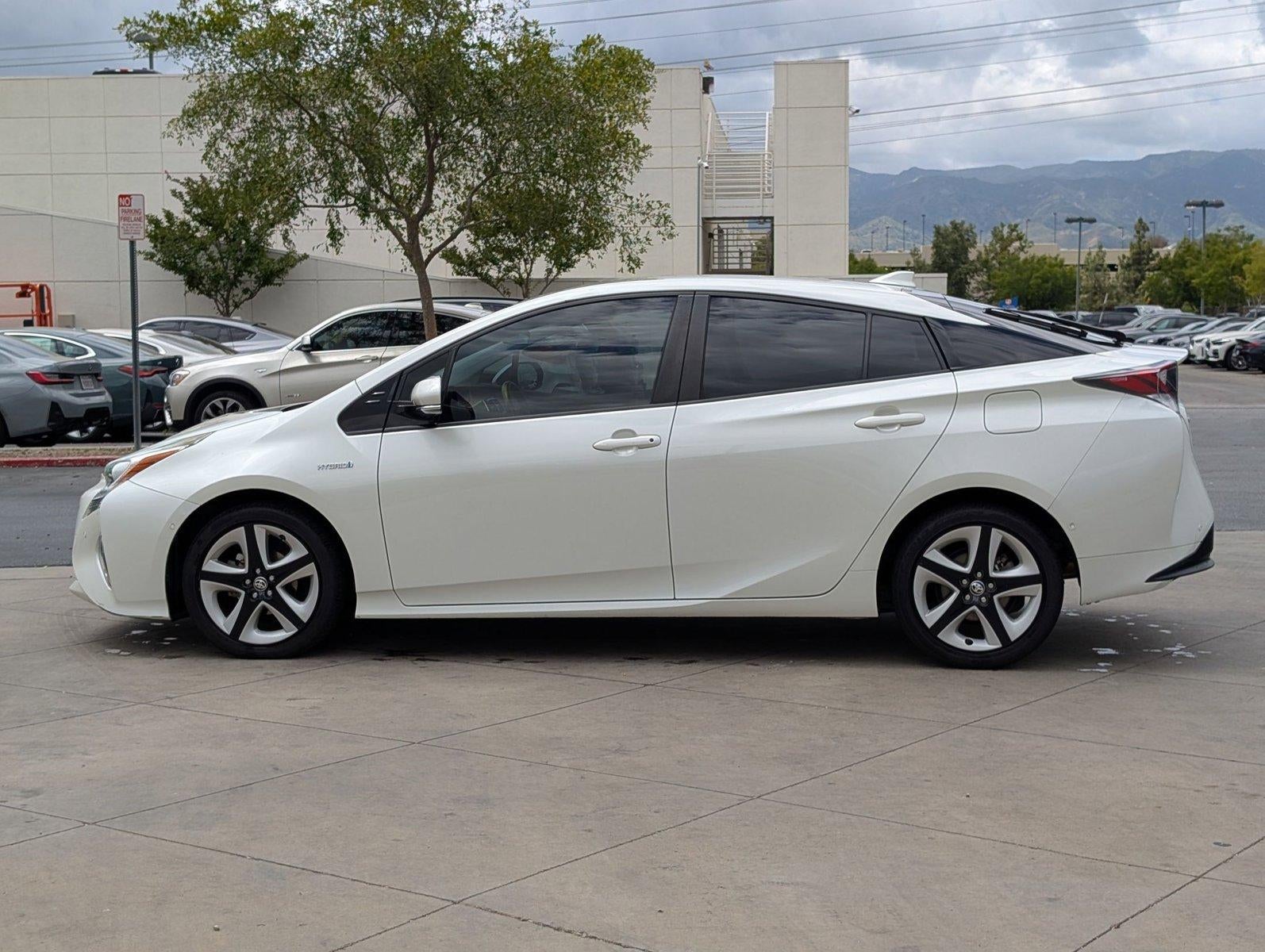 2017 Toyota Prius Three Touring (Natl)
