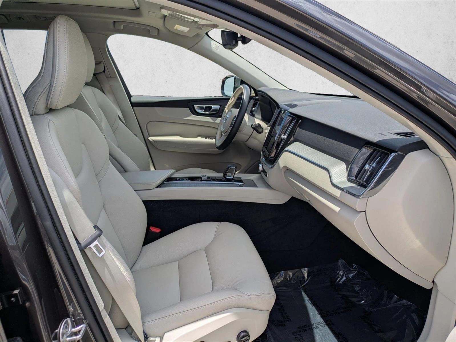 2025 Volvo XC60 B5 AWD Plus